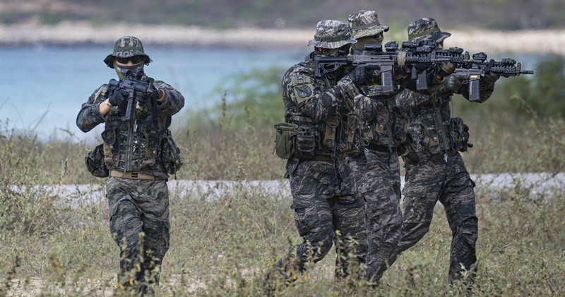 해병대는 지난 2월 23일부터 6일(현지시간)까지 태국 일대에서 미국, 태국 등 10개국과 함께 코브라골드 연합훈련에 참가했다고 밝혔다. 사진은 지난 26일 해병대 수색부대 장병들이 태국 핫야오 해안에서 상륙작전에 필요한 여건조성을 위해 해안으로 이동하는 모습 2026.3.6/ 뉴스1