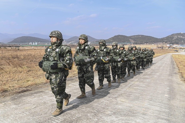 해병대 7여단 공정대대가 지난 5일 경북 포항시 북구에 있는 강하 훈련장에서 마린온헬기를 이용해 1500피트 상공에서 올해 첫 정기강하훈련을 하고 있다. 공정대원들은 훈련에 앞서 전투연병장과 교육훈련단에서 공수교육단에서 지상 숙달훈련과 모형탑,공수 시뮬레이터를 활용해 우발상황 발생 시 대처 요령을 숙달했다. 2026.2.6 / 뉴스1