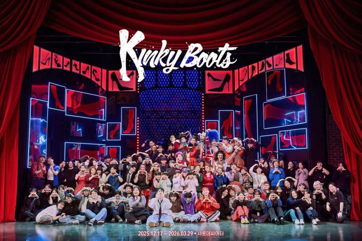 '킹키부츠' 출연 배우들이 함께 단체 사진을 찍고 있다 / 'CJ ENM MUSICAL 씨뮤' 인스타그램