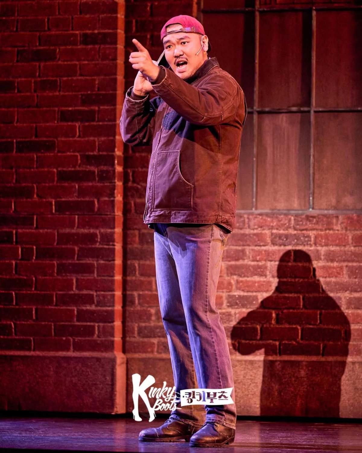 공연 시작 전 주의 사항을 알려주고 있다  / 'CJ ENM MUSICAL 씨뮤' 인스타그램