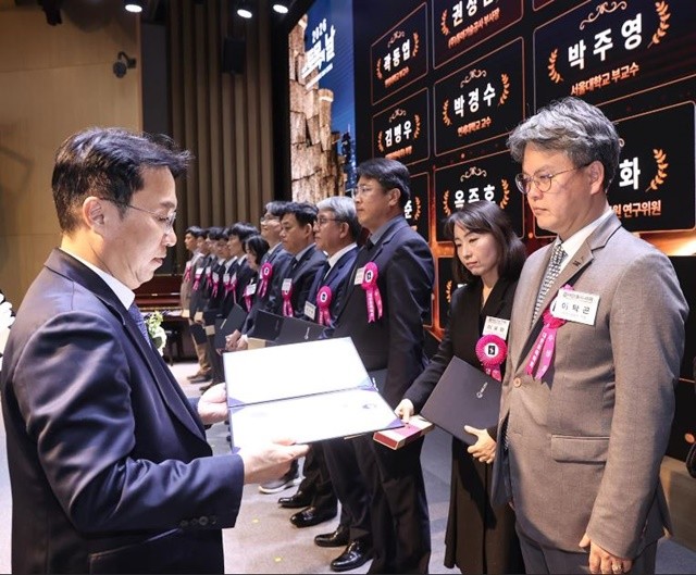 부산시설공단은 이탁곤 사회복지처장이 지난 3월 30일 서울 한국과학기술회관에서 열린 ‘2026년 제29회 토목의 날’ 기념식에서 건설기술발전 유공으로 국토교통부 장관 표창을 수상했다. / 사진제공=부산시설공단