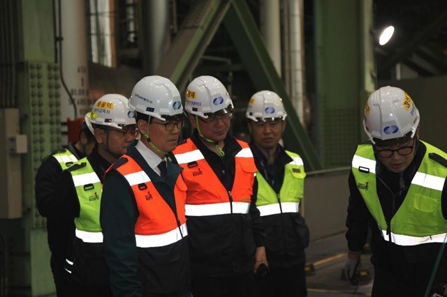 최근 중동발 지정학적 긴장 고조로 글로벌 에너지 공급망 불안 우려가 커지는 가운데, 한국남부발전이 경남 하동빛드림본부를 찾아 발전설비 운영 실태와 연료 재고 상황 점검에 나섰다. / 사진제공=남부발전