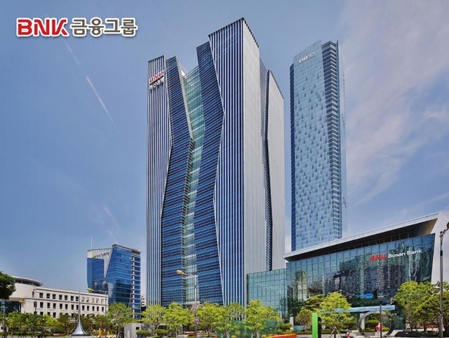 BNK금융그룹 계열사인 BNK투자증권이 솔라나 재단, 솔루션레이어와 함께 수도권 데이터센터 개발 사업 추진을 위한 업무협약(MOU)을 체결했다. / 사진=위키트리DB