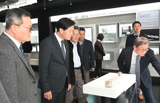 한국남부발전이 밀양시, 한국재료연구원과 함께 차세대 태양광 기술인 ‘윈도우솔라필름(창호형 BIPV)’의 실증과 사업화 가능성을 본격적으로 논의했다. / 사진제공=남부발전