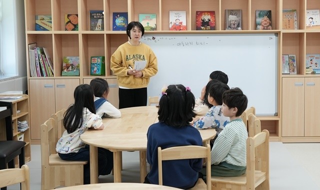 지난 2월 6일 개관한 꿈자람센터에서 아이들이 아동자치회의를 하고 있다.