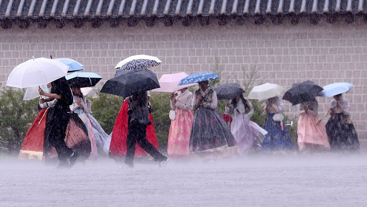 관광객들이 우산을 쓴 채 발걸음을 옮기고 있다 / 뉴스1