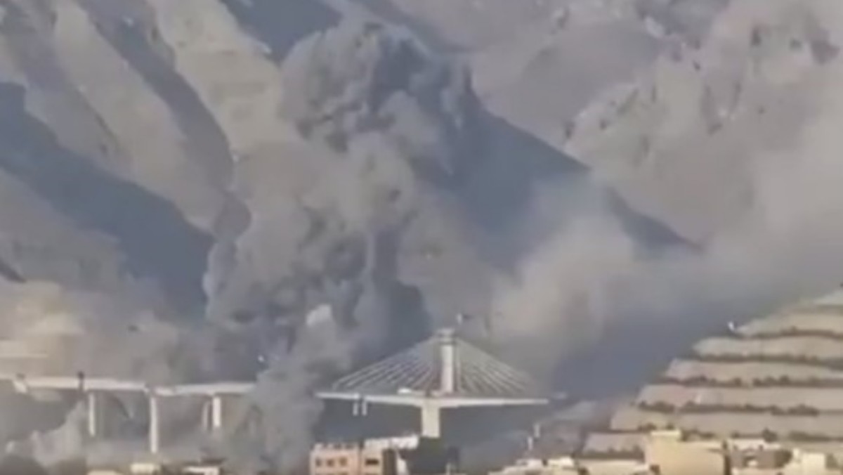 도널드 트럼프 미국 대통령이 2일(현지시각) 이란의 대형 교량이 공격을 받고 붕괴되는 약 10초 분량의 영상을 게재했다. / 트루스소셜