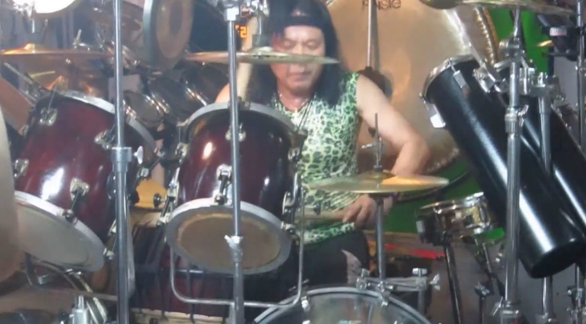 한국 레전드 드러머로 손꼽히는 한춘근. / 유튜브 '드러머 한춘근'