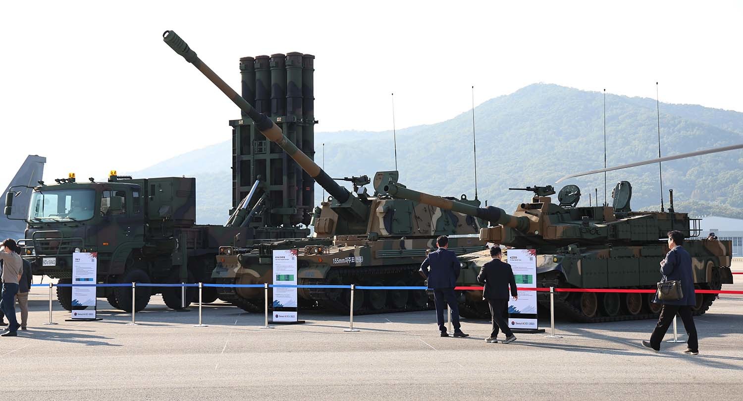 경기도 성남시 서울공항에서 개막한 '2023 서울 항공우주방위산업전시회(ADEX)' 야외전시장에 우리 군의 핵심 무기들이 전시돼 있다. 왼쪽부터 천궁-II, K-9A1 자주포, K2 전차. / 2023년 10월 17일자 뉴스1 사진