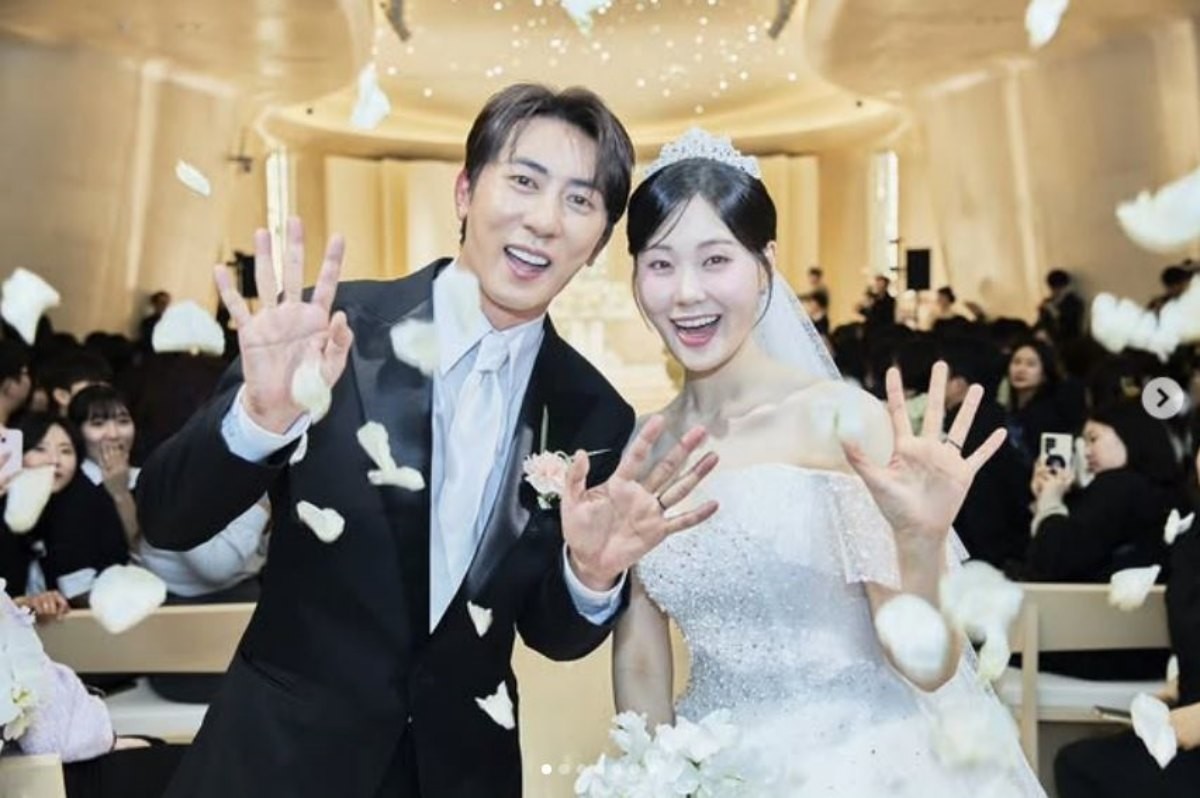 코미디언 김원훈(왼)과 동료 엄지윤(오)의 결혼식 모습. / 김원훈 인스타그램