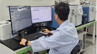 대전보건환경연구원 관계자가 봄철 농산물에 대한 잔류농약 검사를 실시하고 있다./사진=대전시