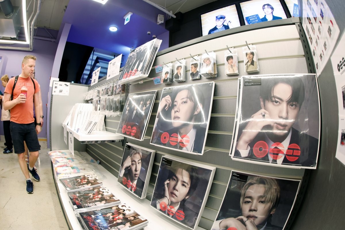 지난달 31일 서울 중구 명동 케이팝 굿즈샵에서 외국인 관광객들이 BTS '아리랑' 앨범을 구경하는 모습. / 뉴스1