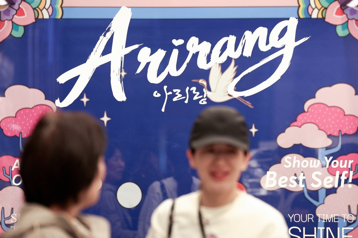 지난달 31일 서울 중구 명동 케이팝 굿즈샵에 설치된 '아리랑' 포토부스 앞에서 외국인 관광객들이 매장을 둘러보고 있는 모습. / 뉴스1