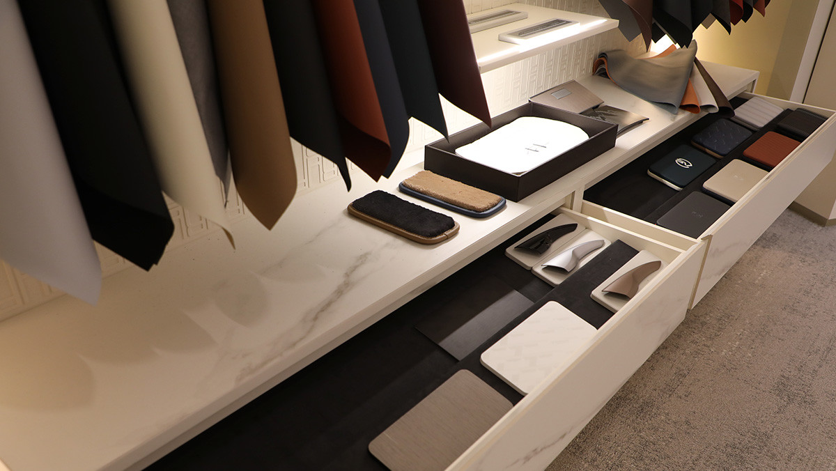 SV 비스포크 스튜디오에 전시된 가죽 소재 및 내장재 샘플. / 권혁재 PD