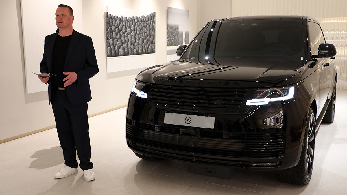 닐 메일링(Neil Mayling) JLR 비스포크 세일즈 담당과 레인지로버 SV 블랙. / 권혁재 PD