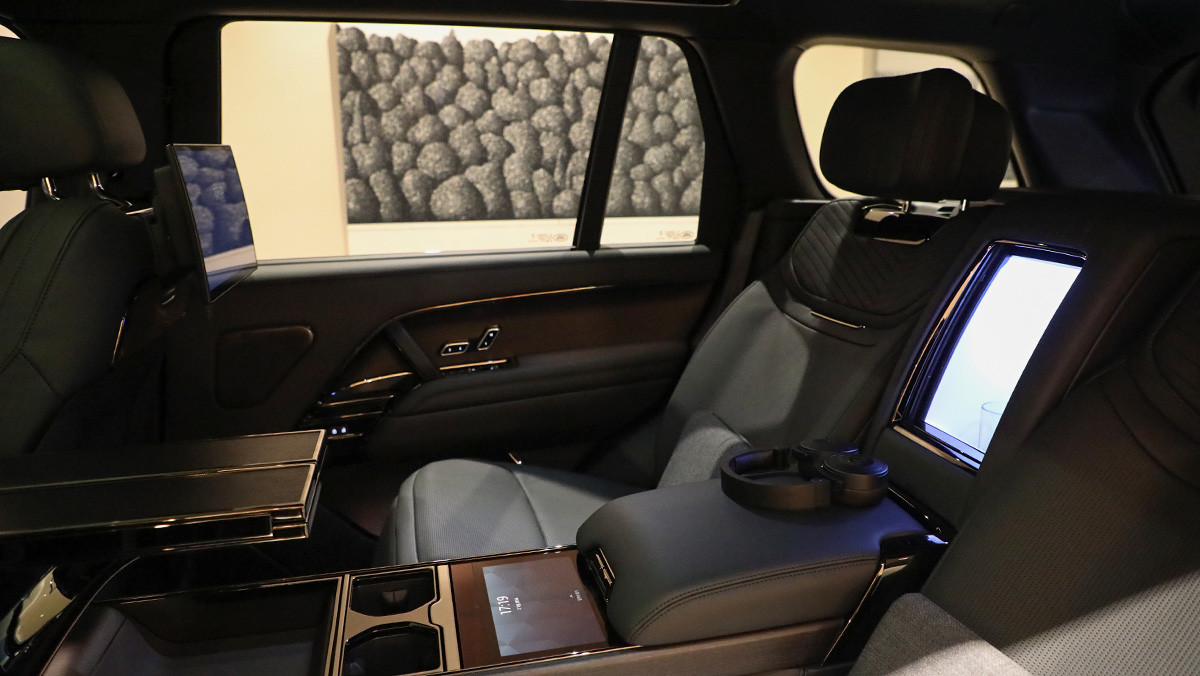 레인지로버 SV 블랙 4인승 모델의 2열. / 권혁재 PD