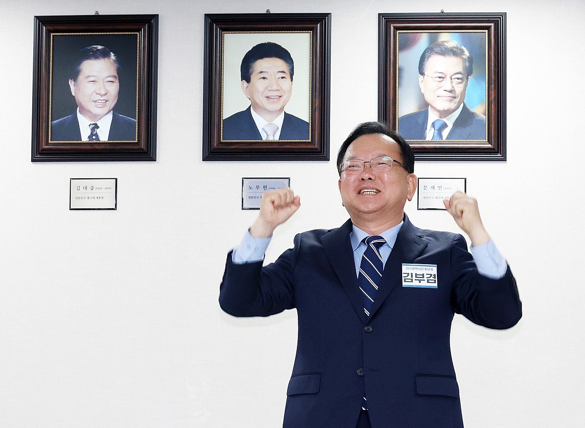 대구시장 선거에 출사표를 던진 김부겸 전 국무총리가 3일 서울 여의도 더불어민주당 중앙당사에서 열린 공천 심사 면접에서 파이팅을 외치고 있다. 더불어민주당은 김부겸 전 국무총리를 6·3 지방선거 대구시장 후보로 단수 공천했다. 김이수 더불어민주당 공천관리위원장은 3일 서울 여의도 중앙당사에서 대구시장 후보자 면접을 마친 뒤 이런 심사 결과를 발표했다. / 연합뉴스