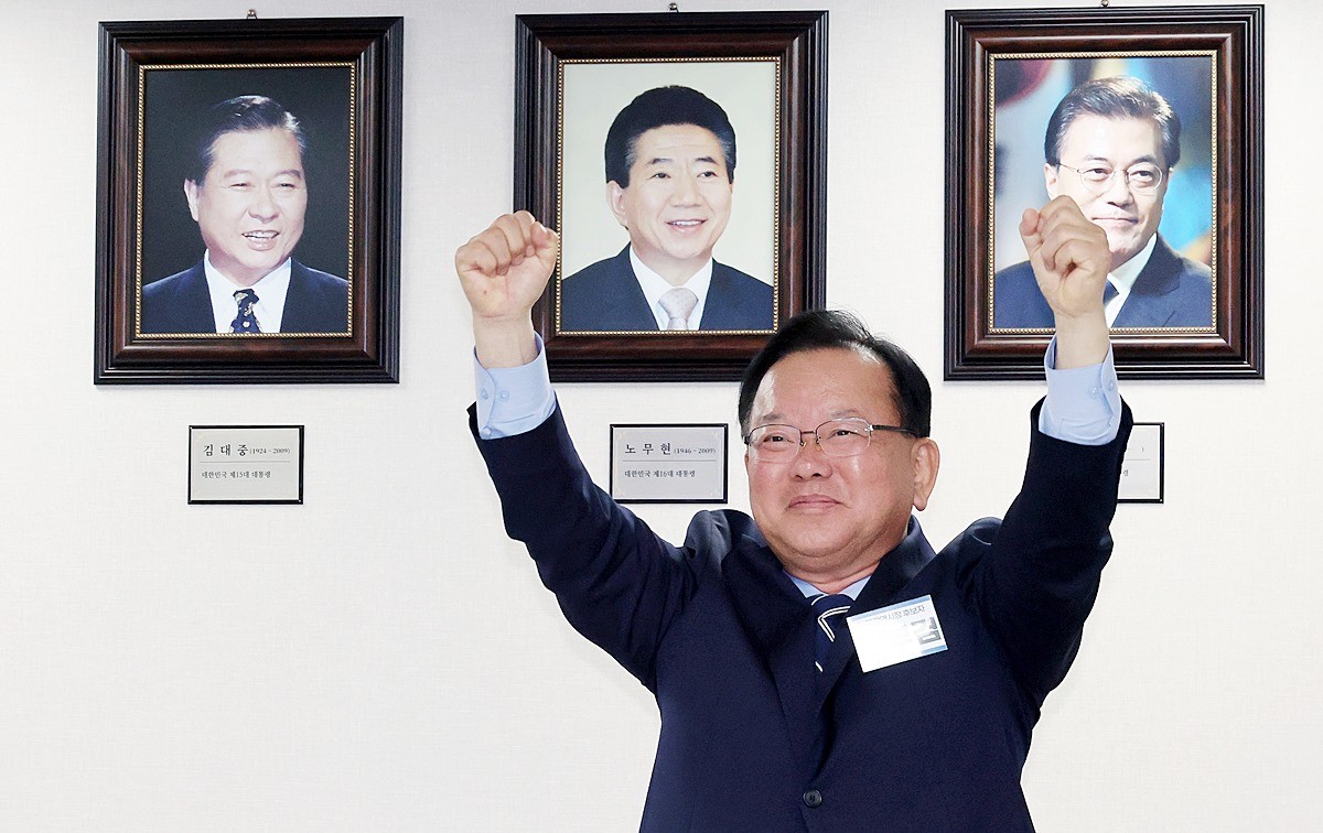 대구시장 선거에 출사표를 던진 김부겸 전 국무총리가 3일 서울 여의도 더불어민주당 중앙당사에서 열린 공천 심사 면접에서 파이팅을 외치고 있다.      더불어민주당은 김부겸 전 국무총리를 6·3 지방선거 대구시장 후보로 단수 공천했다. 김이수 더불어민주당 공천관리위원장은 3일 서울 여의도 중앙당사에서 대구시장 후보자 면접을 마친 뒤 이런 심사 결과를 발표했다.     / 연합뉴스