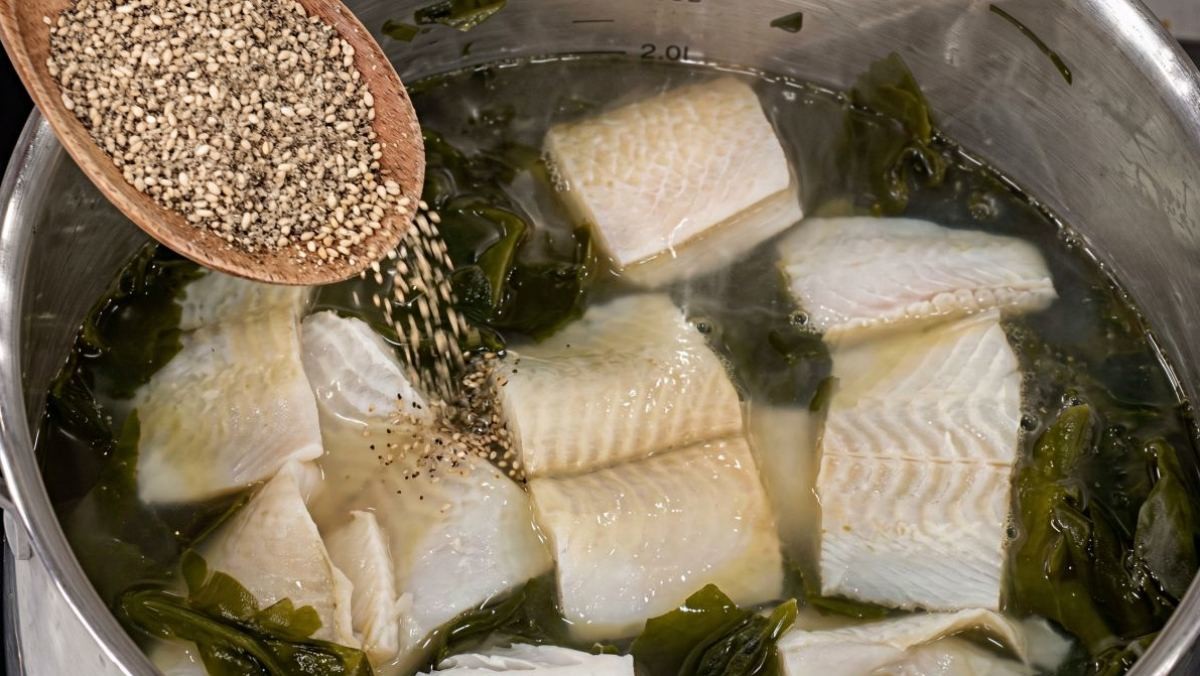 4월 제철 생선 넣어 만든 미역국. 기사 내용 토대로 AI툴 활용해 제작한 자료사진.