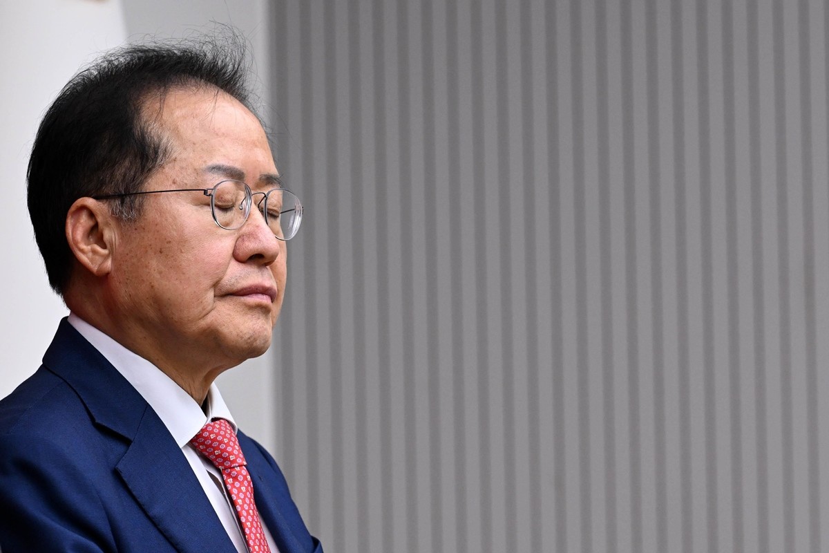 작년 4월 29일 홍준표 후보가  서울 여의도 국민의힘 당사에서 열린 제21대 대통령 후보자 국민의힘 3차 경선 진출자 발표 행사에서 탈락 발표가 난 후 눈을 감고 있다. / 뉴스1