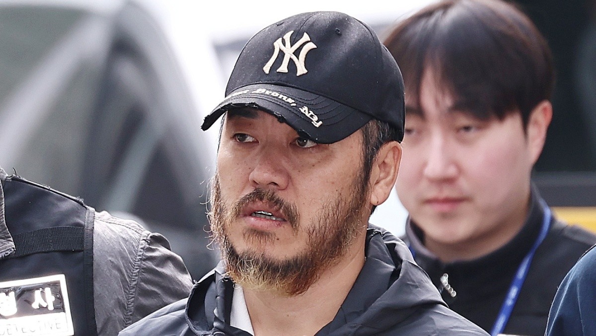 필리핀에서 국내로 압송된 '마약왕' 박왕열이 3일 오전 경기 의정부지방검찰청으로 송치되고 있다. / 뉴스1