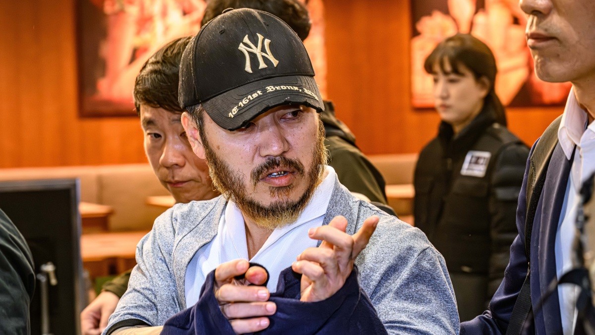 필리핀에서 복역 중이던 이른바 ‘텔레그램 마약왕’ 박왕열(48)이 지난달 25일 오전 인천국제공항 제2터미널을 통해 국내로 송환되고 있다. / 뉴스1