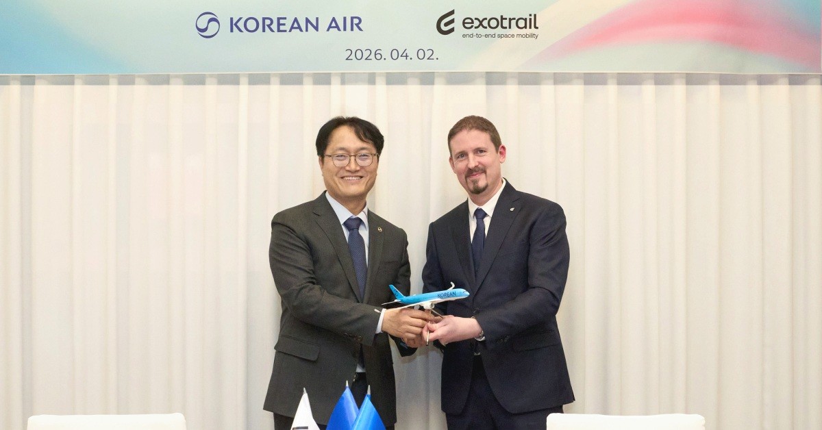 대한항공은 프랑스 우주 기업 엑소트레일(Exotrail)과 우주 궤도수송선(OTV·Orbit Transfer Vehicle) 신사업 협력을 위한 업무협약(MOU)을 맺었다고 3일 밝혔다. 사진은 업무협약 서명식에 참여한 김경남 대한항공 항공기술연구원장(왼쪽)과 장 뤽 마리아(Jean-Luc Maria) 엑소트레일(Exotrail) 대표(오른쪽)가 기념사진을 촬영하는 모습. / 대한항공 제공