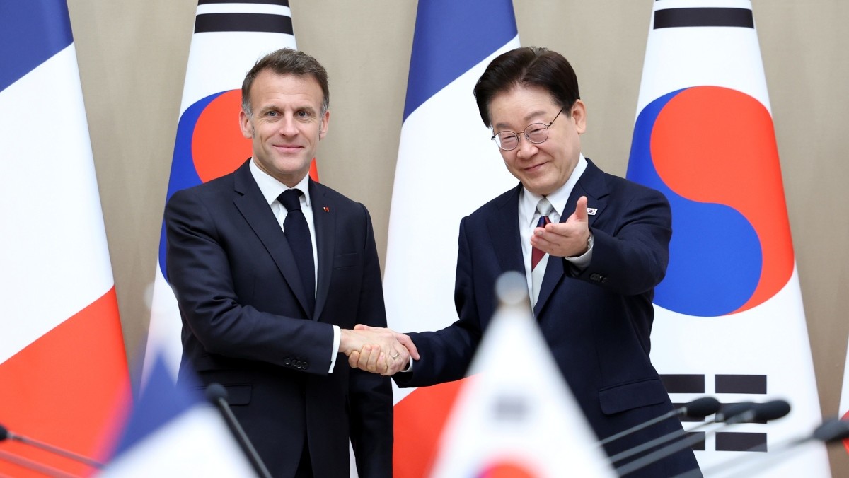 이재명 대통령과 에마뉘엘 마크롱 프랑스 대통령이 3일 청와대에서 열린 한·프랑스 확대 정상회담에서 기념 촬영을 하고 있다. / 뉴스1