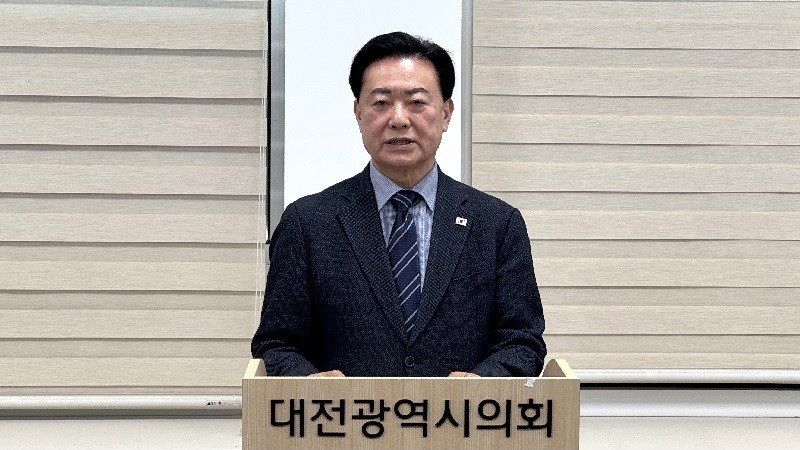 3일 남진근 대전 동구청장 예비후보가 대전시의회에서 기자회견을 열고 자신의 공약을 발표하고 있다/사진=김지연 기자