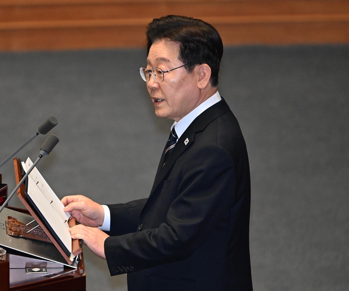 이재명 대통령이 2일 국회 본회의장에서 중동 사태 대응을 위한 추가경정예산안 관련 시정연설을 하고 있다.  / 뉴스1