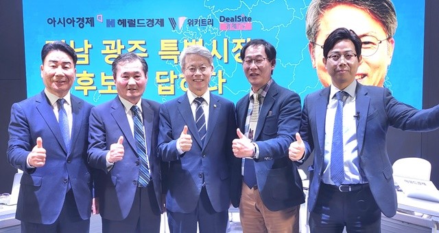 3일 오전 광주 남구 CGI센터 내 스튜디오에서 열린 전남광주통합특별시장 후보 토론회에서 김우관 아시아경제 호남취재본부장,노해섭 위키트리 광주전남취재본부장, 민형배 전남광주통합특별시장 후보, 최동환 딜사이트경제TV 본부장,서인주 헤럴드경제 부장(왼쪽부터)이 기념촬영을 하고 있다.