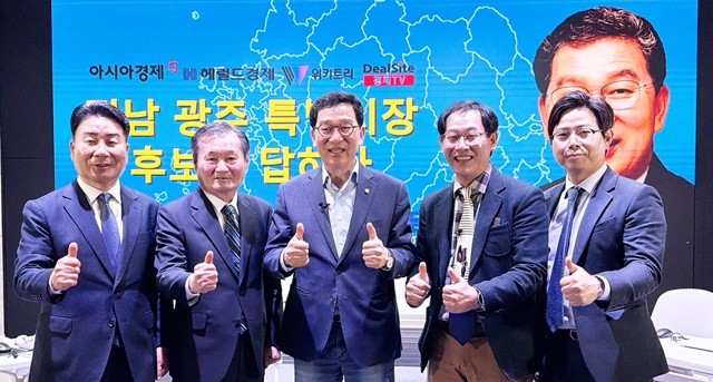 3일 오전 광주 남구 CGI센터 내 스튜디오에서 열린 전남광주통합특별시장 후보 토론회에서 김우관 아시아경제 호남취재본부장,노해섭 위키트리 광주전남취재본부장, 신정훈 전남광주통합특별시장 후보, 최동환 딜사이트경제TV 본부장,서인주 헤럴드경제 부장(왼쪽부터)이 기념촬영을 하고 있다.