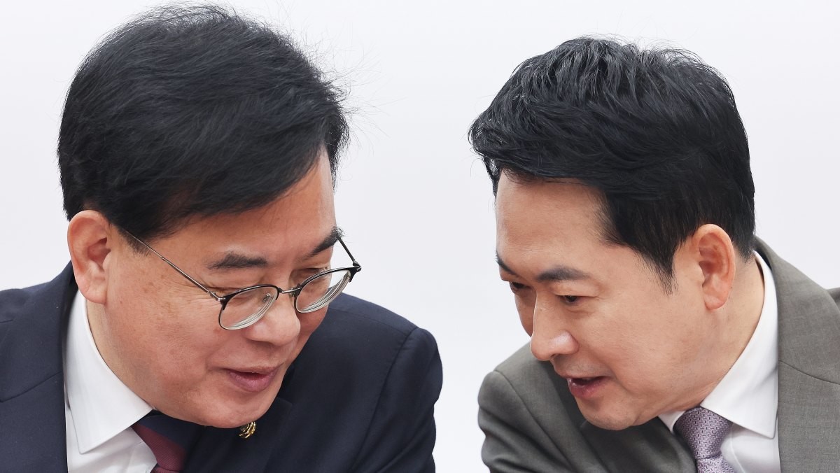 장동혁 국민의힘 대표와 송언석 원내대표가 대화하는 모습. / 뉴스1