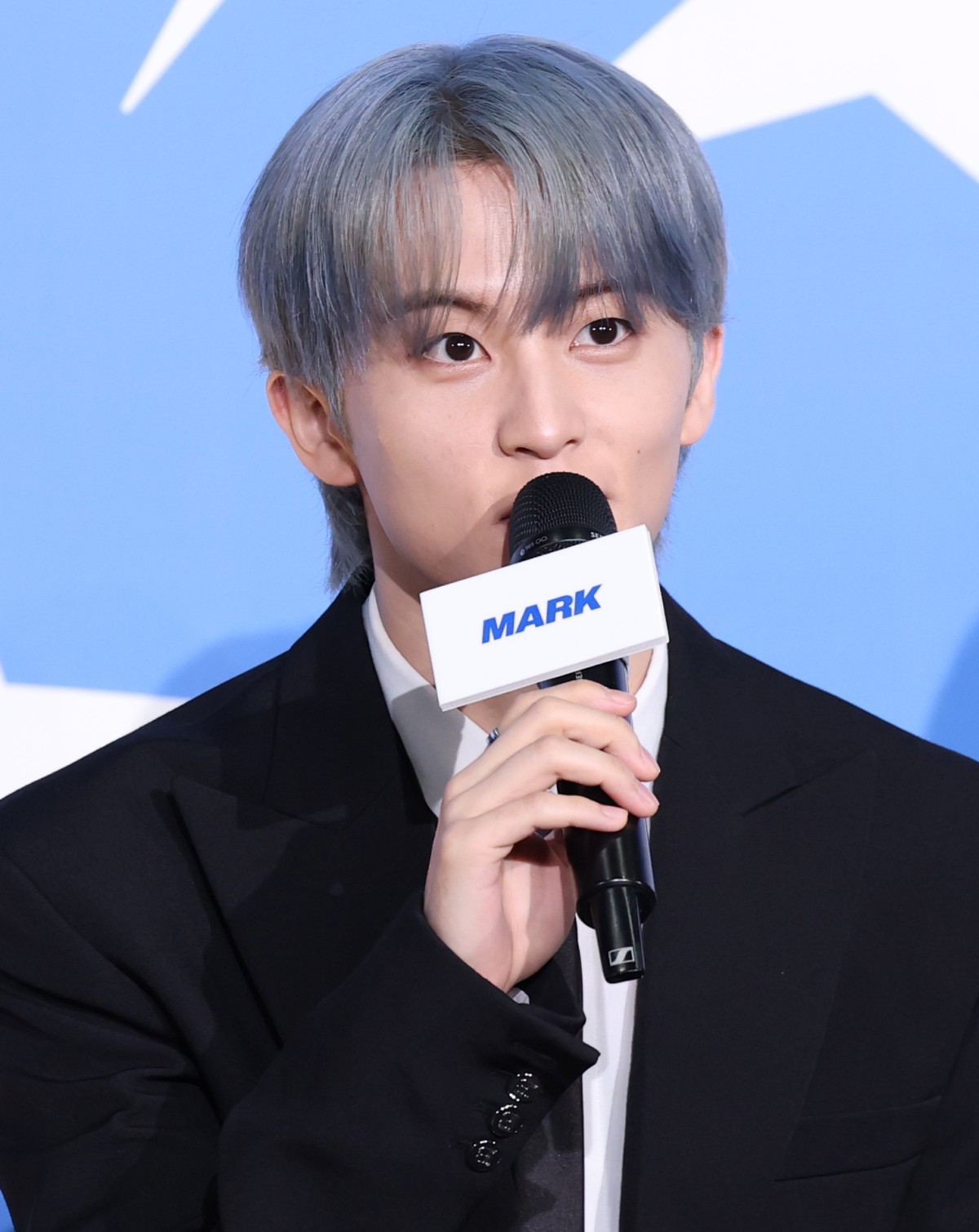 지난해 정규 5집 ‘Go Back To The Future’(고 백 투 더 퓨처) 발매 기념 제작 발표회 참석한 마크 / 뉴스1