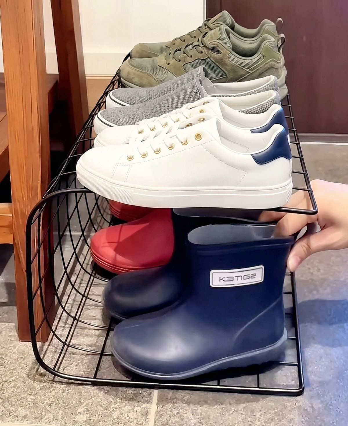 네트망 구부려서 간이 신발장 만들기. 기사 내용 토대로 AI툴 활용해 제작한 자료사진.