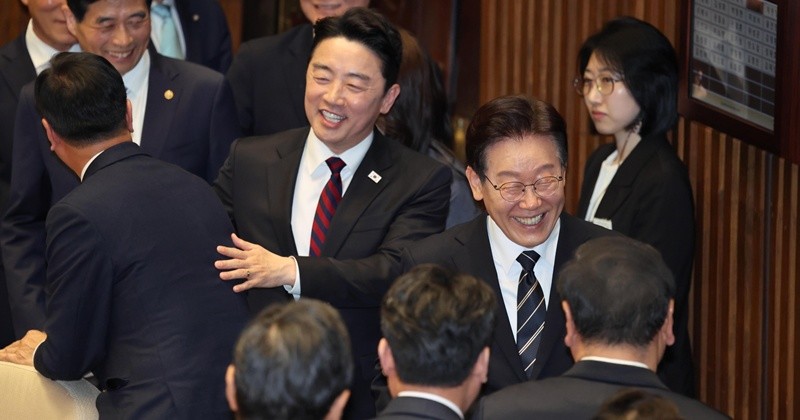 이재명 대통령이 2일 서울 여의도 국회 본회의장에서 중동 사태 대응 등을 위한 추가경정예산안에 대한 시정연설을 마치고 회의장을 나서며 의원들과 인사하고 있다.  / 뉴스1