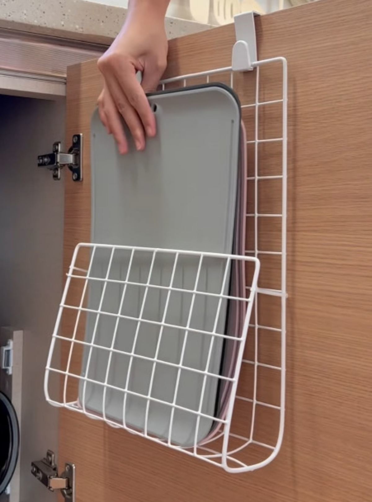 네트망 구부려서 도마 거치대로 활용하는 꿀팁. / 유튜브 '소소예 살림'