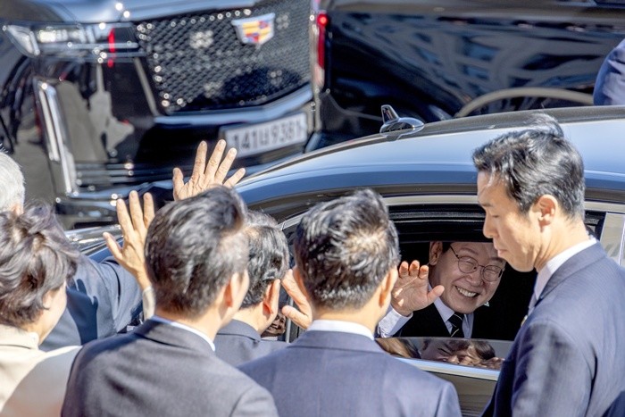 이재명 대통령이 2일 서울 여의도 국회에서 중동 전쟁 대응 등을 위한 추가경정예산안과 관련해 시정연설을 마친 후 본청을 나서고 있다. / 뉴스1