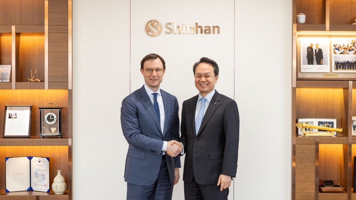 이날 행사에 참석한 (사진 왼쪽)올리버 젠킨 Visa 그룹 사장과 진옥동 신한금융그룹 회장이 기념촬영을 하고 있다. / 신한금융 제공