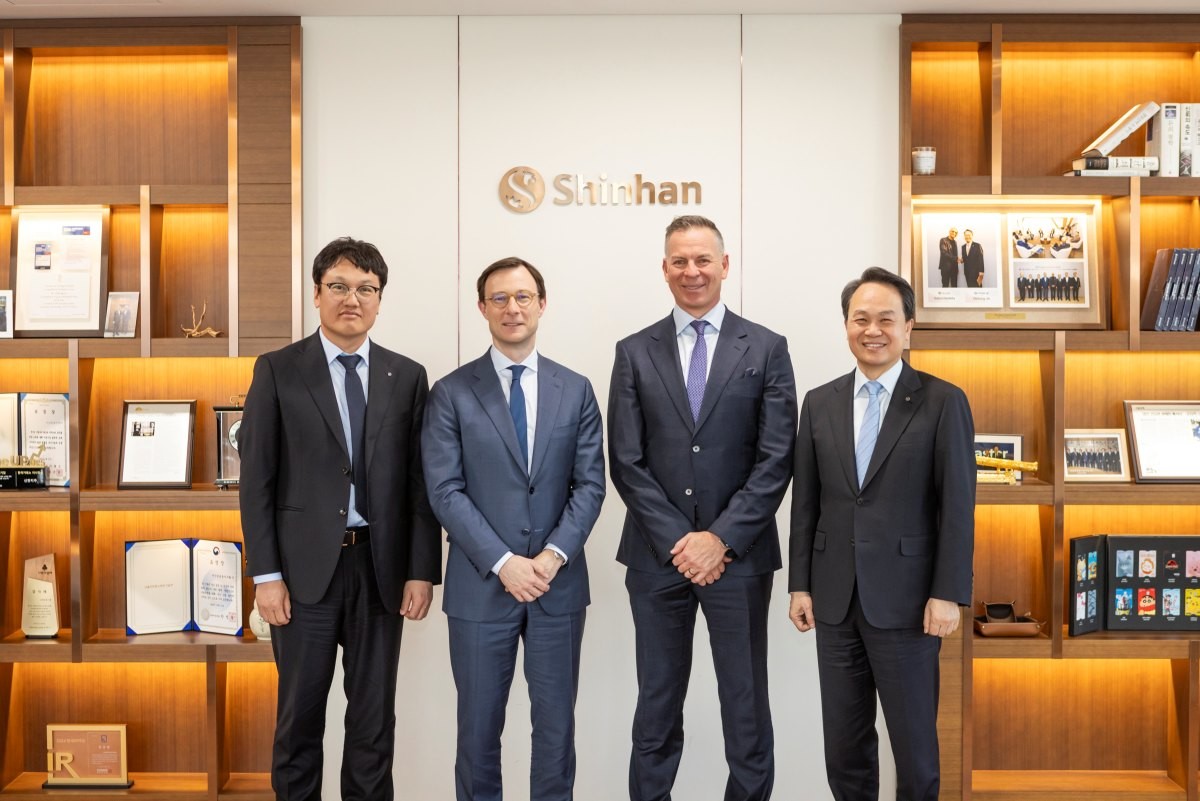 이날 행사에 참석한 (사진 왼쪽부터)박창훈 신한카드 사장, 올리버 젠킨 Visa 그룹 사장, 스티븐 카핀 Visa AP 사장, 진옥동 신한금융그룹 회장이 기념촬영을 하고 있다. / 신한금융 제공