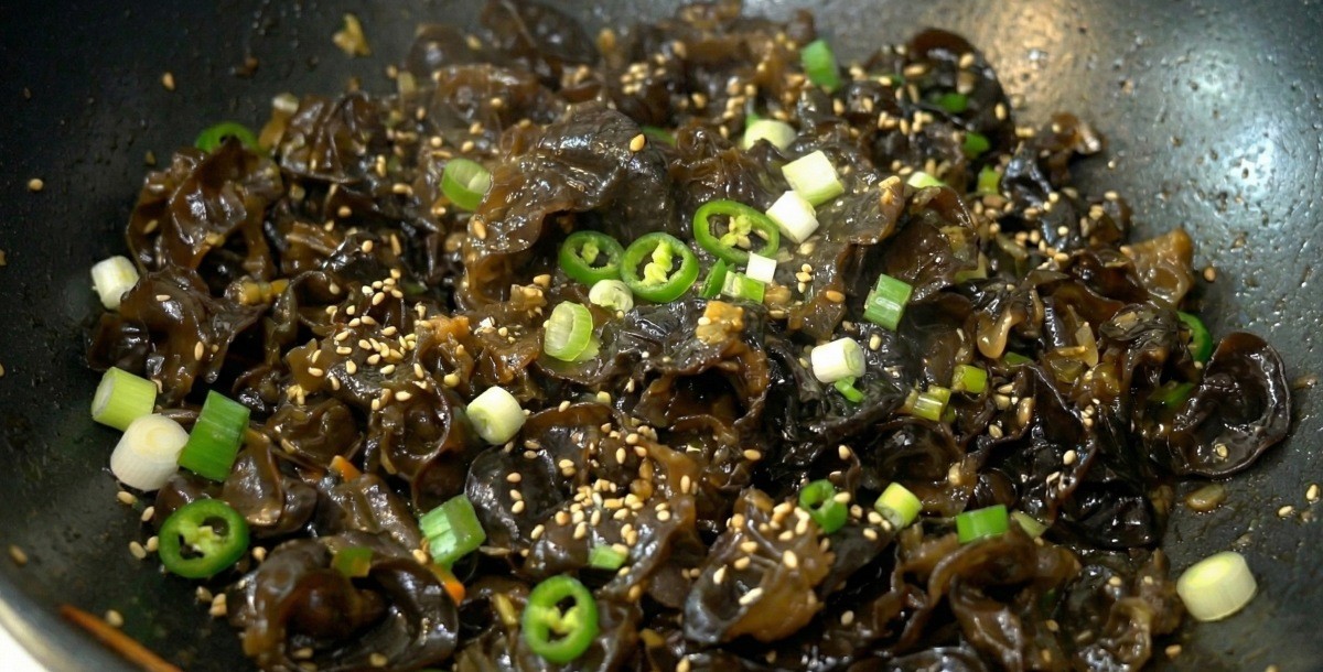 목이버섯볶음 자료사진. AI로 생성된 이미지입니다. 실제와 다소 차이가 있을 수 있습니다.