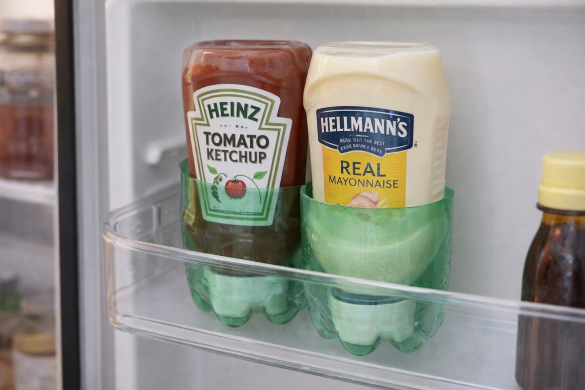 플라스틱 병을 활용한 모습 / 기사 내용을 바탕으로 제작한 AI 이미지