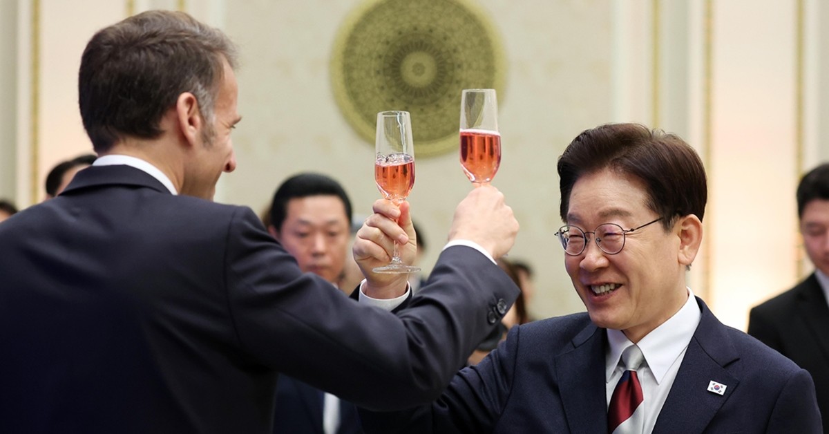 이재명 대통령과 에마뉘엘 마크롱 프랑스 대통령이 3일 청와대 영빈관에서 열린 국빈 방한 환영 오찬에서 건배를 하고 있다. / 뉴스1
