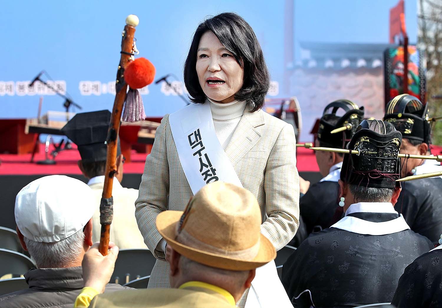 국민의힘 대구시장 경선에서 컷오프(공천 배제)된 이진숙 전 방송통신위원장이 3일 오전 대구 수성구 노변동 사직단에서 열린 수성사직제를 찾아 시민과 인사 나누고 있다. / 뉴스1
