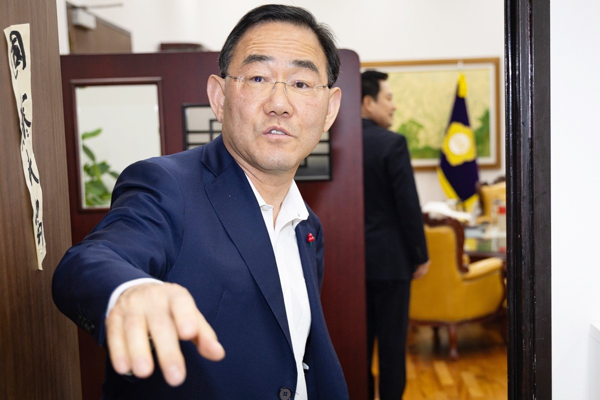 대구시장 경선에서 컷오프 된 주호영 국민의힘 의원(국회부의장)과 장동혁 국민의힘 대표가 지난달 31일 서울 여의도 국회에서 면담을 위해 부의장실로 들어서고 있다. 자료 사진 / 뉴스1