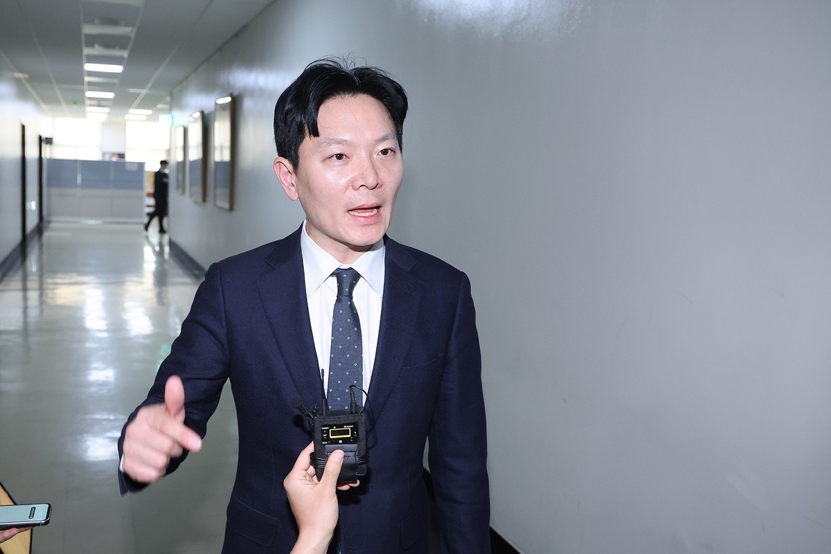 쌍방울 대북 송금 사건을 담당했던 박상용 검사가 3일 서울 여의도 국회에서 열린 윤석열 정권 정치 검찰 조작 기소 의혹 사건 진상규명 국정조사 특별위원회 전체회의에서 증인 선서 거부로 퇴장당한 뒤 소명 기회를 줄 것을 요청하고 있다. / 뉴스1