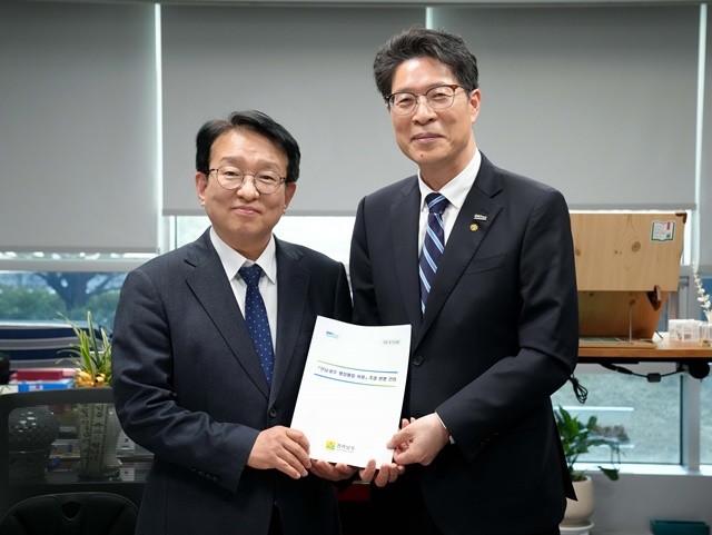 황기연 전라남도지사 권한대행이 3일 서울 국회에서 권칠승 국회 행정안전위원장과 면담을 갖고 전남광주행정통합 비용 추경 반영 등을 위한 건의 및 협조를 요청하고 있다.