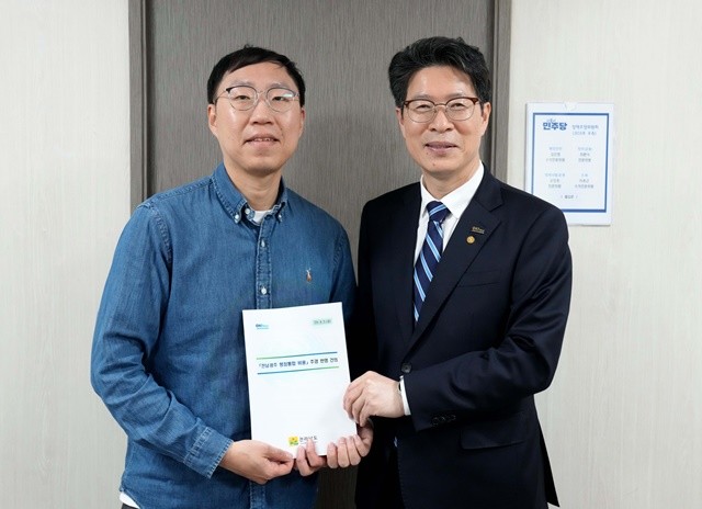 황기연 전라남도지사 권한대행이 3일 서울 국회에서 김진영 민주당 정책위원회 전문위원과 면담을 갖고 전남광주행정통합 비용 추경 반영 등을 위한 건의 및 협조를 요청하고 있다.