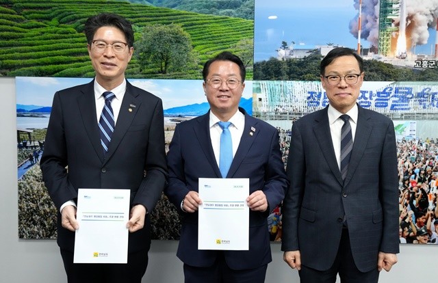 황기연 전라남도지사 권한대행이 3일 서울 국회에서 문금주 더불어민주당 의원과 면담을 갖고 전남광주행정통합 비용 추경 반영 등을 위한 건의 및 협조를 요청하고 있다.