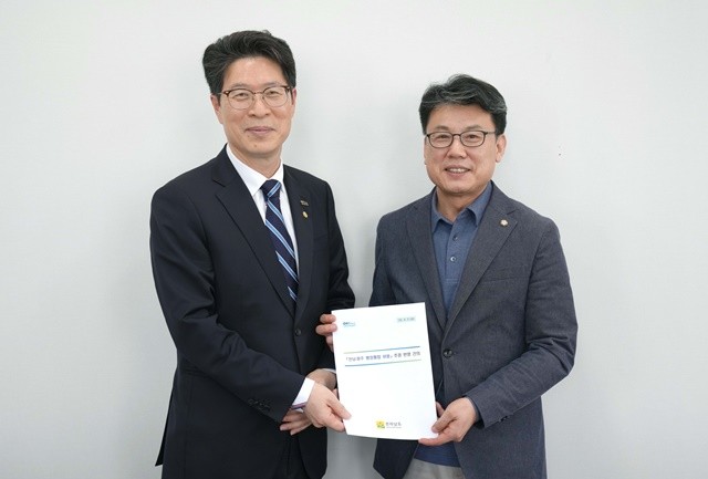 황기연 전라남도지사 권한대행이 3일 서울 국회에서 진성준 국회 예산결산특별위원장과 면담을 갖고 전남광주행정통합 비용 추경 반영 등을 위한 건의 및 협조를 요청하고 있다.